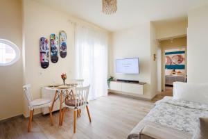 a living room with a bed and a table with chairs at Μi Casa Su Casa Apartment in Heraklio Town