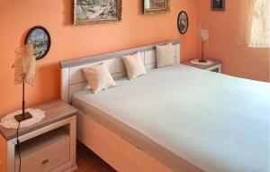 Posteľ alebo postele v izbe v ubytovaní Three-Bedroom Holiday Home In Trbounje