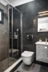 Ionian Sea View Studio at Barbati by Konnect في برباتي: حمام مع مرحاض ودش ومغسلة