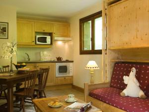 O bucătărie sau chicinetă la Charmant Studio Montagnard avec Accès Bien-Être, Proche des Pistes de Ski au Grand-Bornand - FR-1-467-35