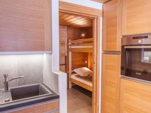 Camera piccola con lavandino e letto a castello. di Studio montagnard avec balcon, vue montagnes et accès bien-être - FR-1-467-38 a Le Grand-Bornand
