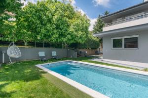 Bazén v ubytování Top of the city nebo v jeho okolí