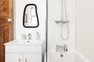 Koupelna v ubytování Large & Stylish-3Bed-Sleeps 6-By FabAccommodation