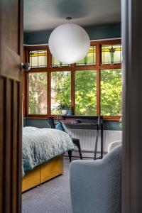 Postel nebo postele na pokoji v ubytování Large & Stylish-3Bed-Sleeps 6-By FabAccommodation