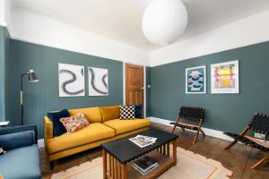 Posezení v ubytování Large & Stylish-3Bed-Sleeps 6-By FabAccommodation