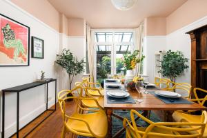 Posezení v ubytování Large & Stylish-3Bed-Sleeps 6-By FabAccommodation
