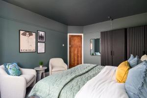 Postel nebo postele na pokoji v ubytování Large & Stylish-3Bed-Sleeps 6-By FabAccommodation
