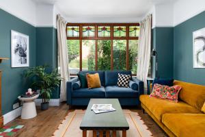 Posezení v ubytování Large & Stylish-3Bed-Sleeps 6-By FabAccommodation