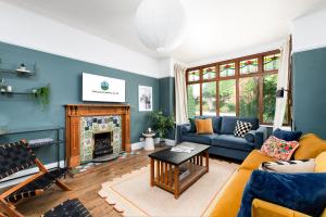 Posezení v ubytování Large & Stylish-3Bed-Sleeps 6-By FabAccommodation