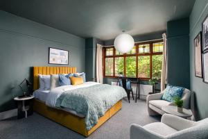 Postel nebo postele na pokoji v ubytování Large & Stylish-3Bed-Sleeps 6-By FabAccommodation