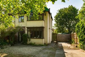 Zahrada ubytování Large & Stylish-3Bed-Sleeps 6-By FabAccommodation