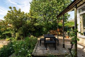 Zahrada ubytování Large & Stylish-3Bed-Sleeps 6-By FabAccommodation