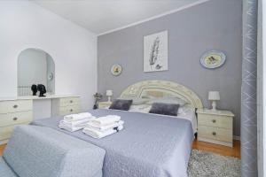 Postel nebo postele na pokoji v ubytování Apartments Grassi by Rent Istria + 28 fotografií