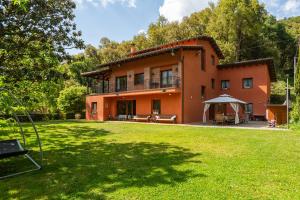 an exterior view of a house with a yard at Ca la Montse in Viladrau