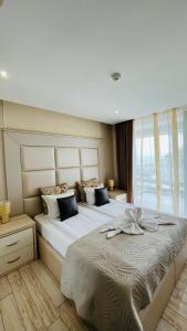 A bed or beds in a room at PARADISO 'В' 102 PRIVATE SEA VIEW Apartment