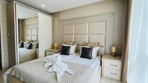 A bed or beds in a room at PARADISO 'В' 102 PRIVATE SEA VIEW Apartment