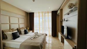 A television and/or entertainment centre at PARADISO 'В' 102 PRIVATE SEA VIEW Apartment