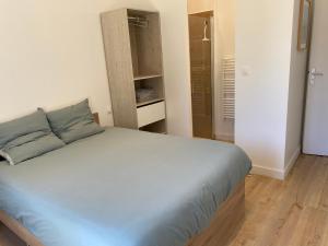 una camera con un grande letto e un armadio di Maison moderne plain-pied 3 chambres jardin préau a La Rochelle