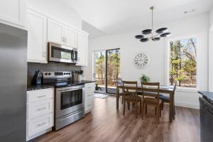 Η κουζίνα ή μικρή κουζίνα στο Slickrock Chalet Contemporary Pet friendly Hot tub