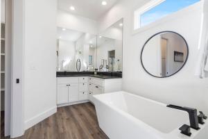 Ένα μπάνιο στο Slickrock Chalet Contemporary Pet friendly Hot tub +32 φωτογραφίες