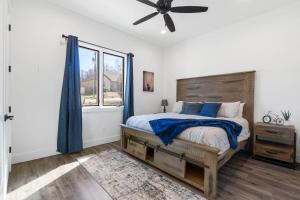 Ένα ή περισσότερα κρεβάτια σε δωμάτιο στο Slickrock Chalet Contemporary Pet friendly Hot tub