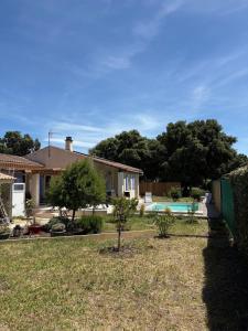 a house with a yard with a swimming pool at Maison Provençale - Piscine & Terrain de Pétanque in Grillon