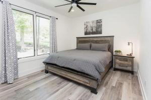 Ένα ή περισσότερα κρεβάτια σε δωμάτιο στο Rocky Ridge Chalet Hot tub Woodland views on the Back 40 Trail +35 φωτογραφίες