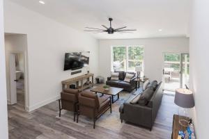 Μια τηλεόραση ή/και κέντρο ψυχαγωγίας στο Rocky Ridge Chalet Hot tub Woodland views on the Back 40 Trail
