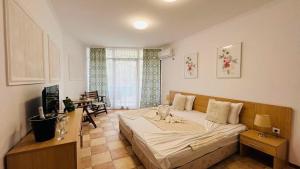 Postel nebo postele na pokoji v ubytování KAYA Atelie 1 Sunny Beach