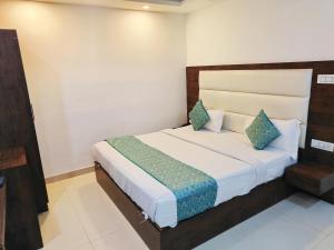Postel nebo postele na pokoji v ubytování Hotel Grand Loft plaza Near IGI Airport