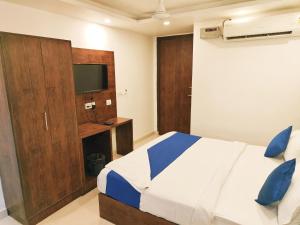 Postel nebo postele na pokoji v ubytování Hotel Grand Loft plaza Near IGI Airport