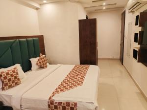 Postel nebo postele na pokoji v ubytování Hotel Grand Loft plaza Near IGI Airport
