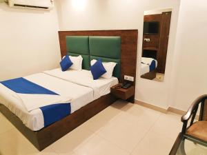 Postel nebo postele na pokoji v ubytování Hotel Grand Loft plaza Near IGI Airport