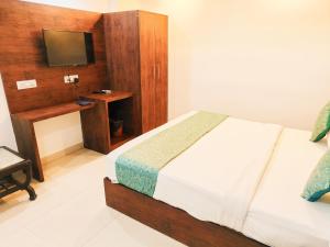 Postel nebo postele na pokoji v ubytování Hotel Grand Loft plaza Near IGI Airport