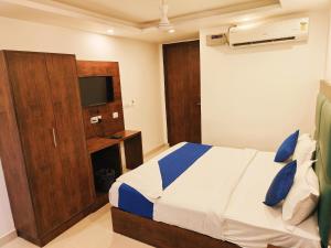 Postel nebo postele na pokoji v ubytování Hotel Grand Loft plaza Near IGI Airport