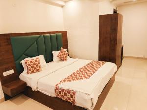 Postel nebo postele na pokoji v ubytování Hotel Grand Loft plaza Near IGI Airport