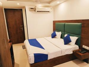 Postel nebo postele na pokoji v ubytování Hotel Grand Loft plaza Near IGI Airport