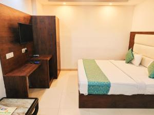 Postel nebo postele na pokoji v ubytování Hotel Grand Loft plaza Near IGI Airport