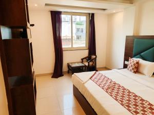 Postel nebo postele na pokoji v ubytování Hotel Grand Loft plaza Near IGI Airport