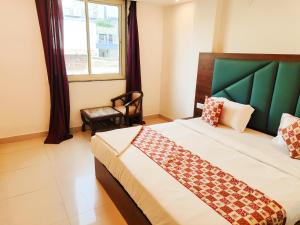 Postel nebo postele na pokoji v ubytování Hotel Grand Loft plaza Near IGI Airport