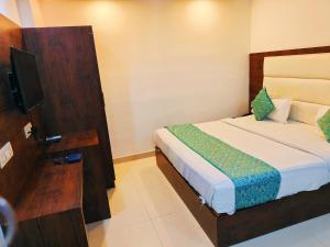 Postel nebo postele na pokoji v ubytování Hotel Grand Loft plaza Near IGI Airport