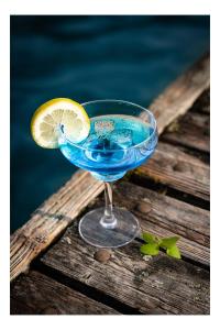 ein blaues Getränk im Glas mit einer Zitronenscheibe in der Unterkunft Seehotel Schwert in Gersau + 37 Fotos