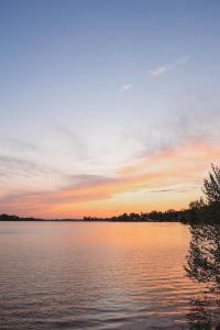 a sunset over a large body of water at Buckeye Lake Cottage in Buckeye Lake