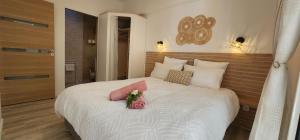 a bedroom with a large bed with flowers on it at Ti Kaz Angelyn - T2 Cozy avec Spa! in Saint-André