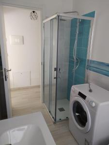 a bathroom with a washing machine and a washer at A casa di Azzurra in Roseto degli Abruzzi