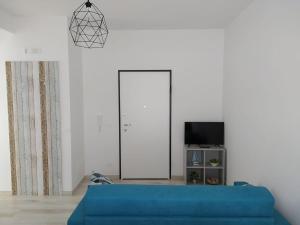 a living room with a blue couch and a mirror at A casa di Azzurra in Roseto degli Abruzzi