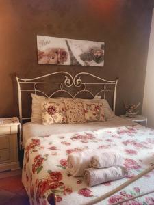 a bedroom with a bed with towels on it at Villa Anna! in Castrocielo