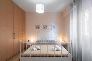 Katil atau katil-katil dalam bilik di Relaxing family house with garden in Avra, Rafina