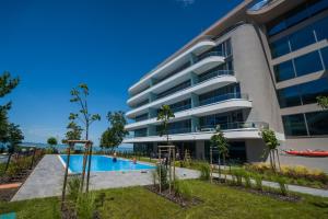 un immeuble d'appartements avec une piscine devant dans l'établissement MyFlat Wave 31 Suite, à Siófok