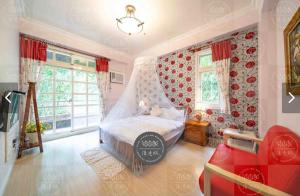 A bed or beds in a room at Left Bank BnB